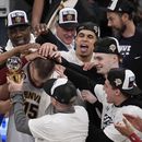 El pívot de los Nuggets de Denver Nikola Jokic recibe palmadas en la cabeza tras recibir el trofeo de MVP de las finales de conferencia al superar a los Lakers de Los Ángeles en el juego 4 de las finales de la Conferencia Oeste el lunes 22 de mayo del 2023. (AP Foto/Mark J. Terrill)