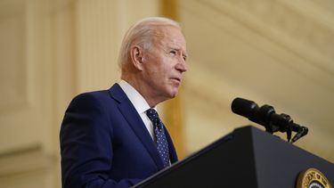 Biden acelera admisión de refugiados, pero no sube su número
