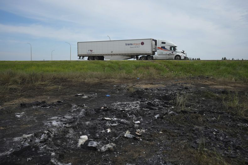 Esta fotografía del viernes 16 de junio de 2023 muestra terreno quemado donde un autobús que transportaba a adultos mayores a un casino chocó contra un camión con remolque y se incendió en la Carretera Transcanadiense cerca de Carberry, Manitoba. (Darryl Dyck/The Canadian Press vía AP)