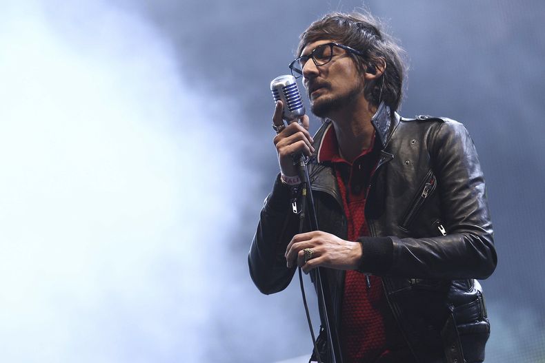 ARCHIVO - El vocalista de Zoe, León Larregui, se presenta durante el festival Vive Latino en la Ciudad de México, el 23 de marzo de 2012. (Foto AP/Christian Palma, archivo)