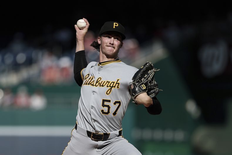 El lanzador de los Piratas de Pittsburgh, Bubba Chandler, lanza durante la primera entrada de un juego de béisbol contra los Nacionales de Washington, el sábado 13 de septiembre de 2025, en Washington. (AP Photo/Terrance Williams)