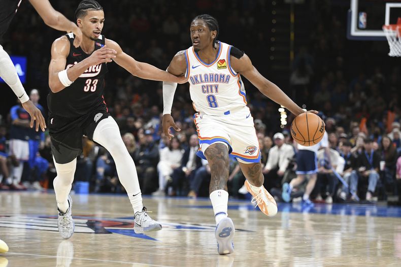 Jalen Williams, alero del Thunder de Oklahoma City, avanza ante Toumani Camara, de los Trail Blazers de Portland, en el partido del miércoles 20 de noviembre de 2024 (AP Foto/Kyle Phillips)