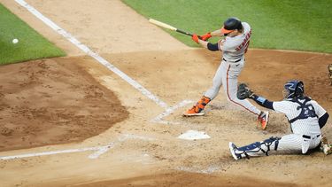 Gunnar Henderson de los Orioles de Baltimore batea un remolcador sencillo en la tercera entrada del juego ante los Yanquis de Nueva York el jueves 6 de julio del 2023. (AP Foto/Frank Franklin II)