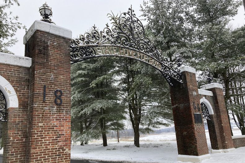 La entrada del New Jersey Training School lleva el nombre antiguo de la institución, en Monroe Township, Nueva Jersey, el 16 de enero del 2024. (AP foto/Mike Catalini)