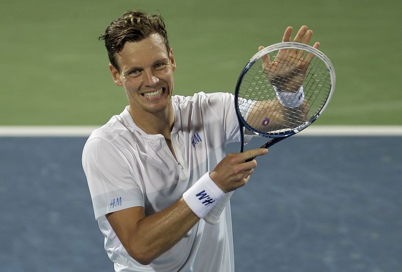 El checo Tomas Berdych festeja tras vencer a Philipp Kohlschreiber en las semifinales del torneo de Dubai el viernes, 28 de febrero de 2014. (AP Photo/Kamran Jebreili)