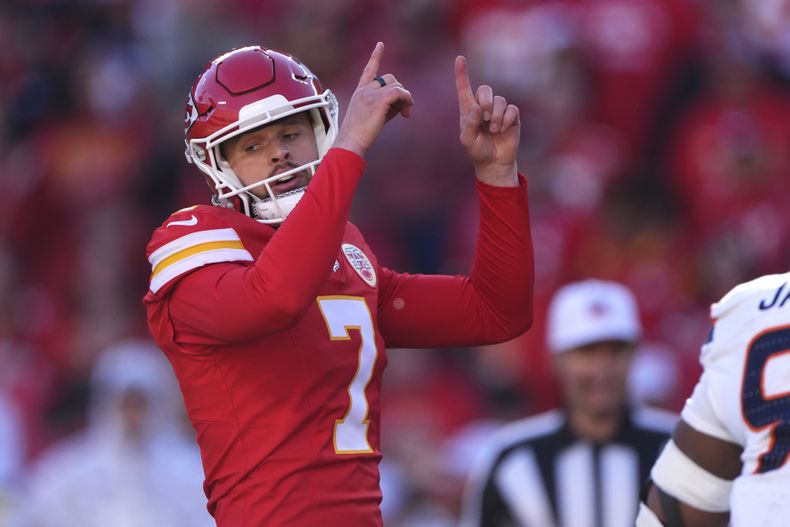 Harrison Butker, pateador de los Chiefs de Kansas City, celebra después de acertar un intento de gol de campo de 28 yardas durante la segunda mitad del partido de la NFL en contra de los Broncos de Denver, el domingo 10 de noviembre de 2024, en Kansas City, Missouri. (AP Foto/Charlie Riedel)