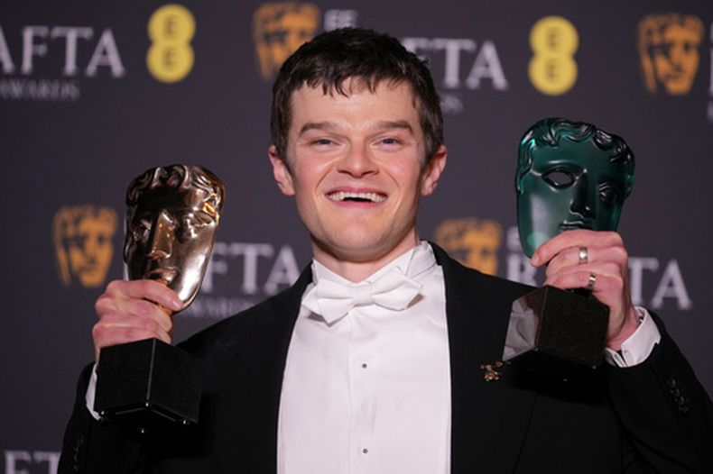 Robert Aramayo posa con el premio EE a la estrella en ascenso y el premio al actor principal por I Swear en los 79.° Premios de la Academia Británica de Cine, BAFTA, en Londres, el domingo 22 de febrero de 2026. (Foto AP/Alastair Grant)