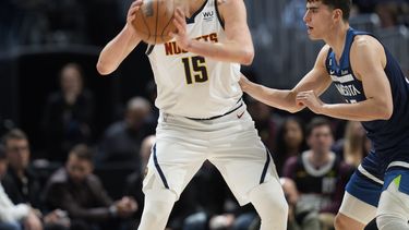 Jokic logra triple doble al descanso; Nuggets arrollan