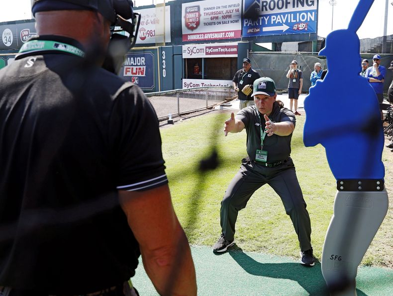 ARCHIVO - Foto del 25 de junio del 2022, la umpire Jen Pawol trabaja con estudiantes durante un campamento de umpires en The Diamond en Richmond, Virginia. (Eva Russo/Richmond Times-Dispatch via AP, Archivo)