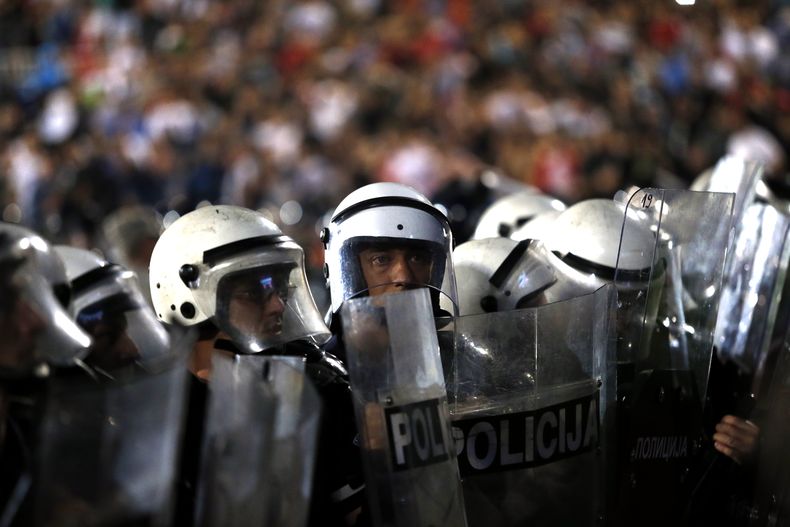 Polic&iacute;as antimotines vigilan la cancha durante un partido entre Serbia y Albania por las eliminatorias de la Eurocopa el martes, 14 de octubre de 2014, en Belgrado. (AP Photo/Marko Drobnjakovic)