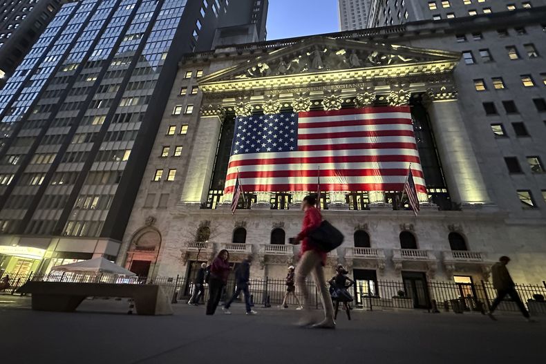 ARCHIVO – Varias personas pasan frente a la Bolsa de Valores de Nueva York, el 5 de noviembre de 2024, en Nueva York. (AP Foto/Peter Morgan, Archivo)