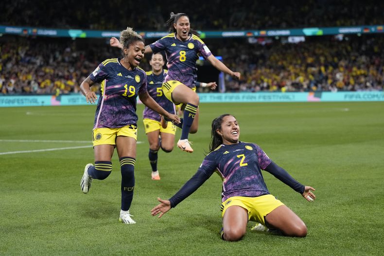 Manuela Vanegas (derecha) celebra tras anotar el segundo gol de Colombia en la victoria 2-1 ante Alemania en el Mundial femenino, el domingo 30 de julio de 2023, en Sídney. (AP Foto/Rick Rycroft)