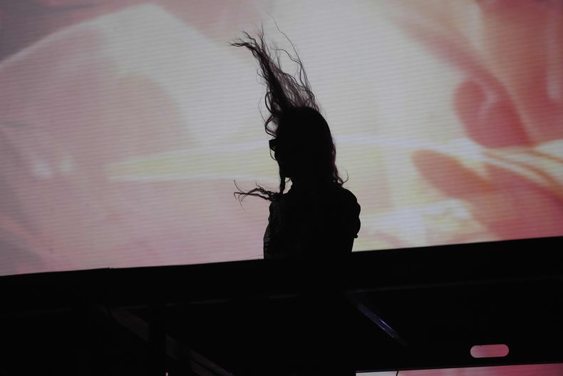 La DJ canadiense Grimes durante su presentación en el festival AXE Ceremonia en el parque Bicentenario en la Ciudad de México el sábado 23 de marzo de 2024. (Foto AP/Marco Ugarte)
