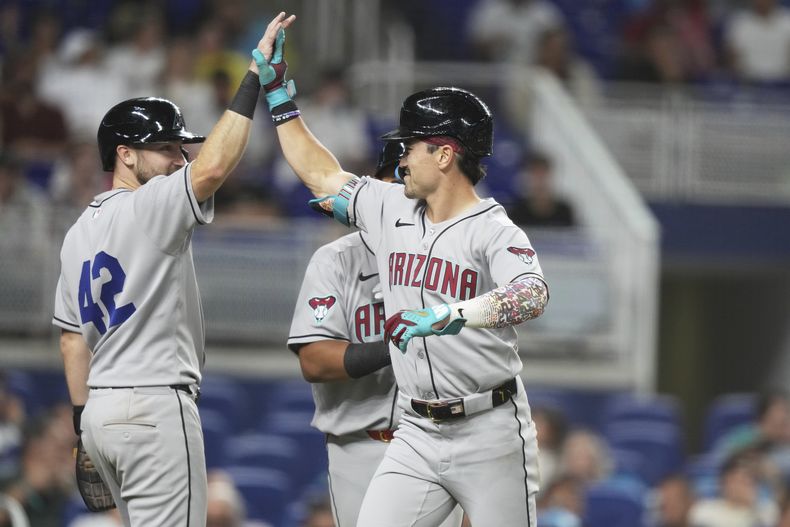 Corbin Carroll de los Diamondbacks de Arizona felicitado tras su grand slam en la sexta entrada del encuentro ante los Marlins de Miami el martes 15 de abril del 2025. (AP Foto/Lynne Sladky)