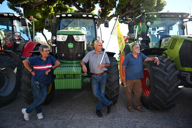 Varios agricultores participan en una marcha de protesta en la feria internacional de comercio de Tesalónica, en la ciudad del mismo nombre, en el norte de Grecia, el sábado 5 de septiembre de 2026. (AP Foto/Giannis Papanikos)