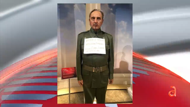 le ponen un cartel de patria y vida a la estatua de cera del dictador fidel castro en new york