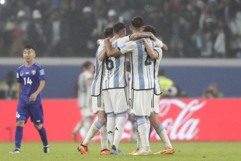 Los jugadores de Argentina festejan el segundo tanto en su partido ante Uzbekistán, el sábado 20 de mayo de 2023, en el Mundial Sub20 (AP Photo/Nicolás Aguilera)