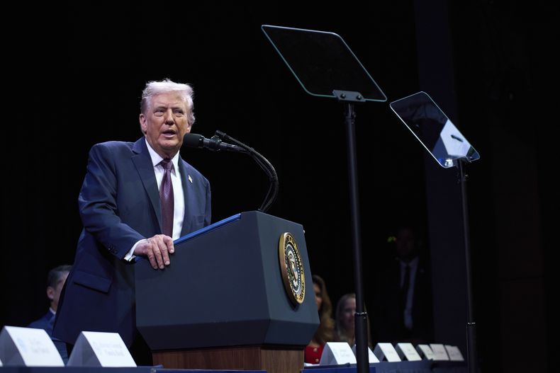 El presidente de Estados Unidos habla con la Comisión de Libertad Religiosa de la Casa Blanca durante un acto en el Museo de la Biblia, el lunes 8 de septiembre de 2025 en Washington. (AP Foto/Evan Vucci)
