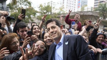 El ministro de Interior de Argentina, Eduardo Wado de Pedro, posa con simpatizantes en Quilmes, Buenos Aires, Argentina, el lunes 22 de mayo de 2023. De Pedro lanzó su campaña para postularse como candidato presidencial del oficialismo. (AP Foto/Joaquín Salguero)
