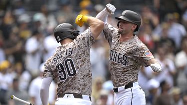 Jackson Merrill, derecha, de los Padres de San Diego, celebra con Gavin Sheets (30) después de batear un cuadrangular de tres carreras durante la segunda entrada del juego de béisbol de Grandes Ligas contra los Rockies d Colorado, el domingo 14 de septiembre de 2025, en San Diego. (AP Foto/Orlando Ramirez)