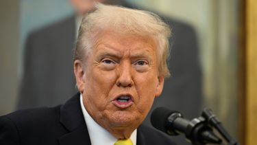 El presidente Donald Trump durante un evento en el Despacho Oval de la Casa Blanca, el miércoles 15 de octubre de 2025, en Washington. (AP Foto/John McDonnell)