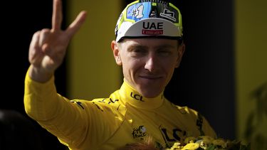 El esloveno Tadej Pogacar festeja tras ganar la 15ma etapa del Tour de Francia para ampliar su ventaja en la clasificación general el domingo 14 de julio del 2024. (AP Foto/Daniel Cole)
