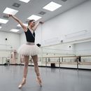 ARCHIVO - Unity Phelan ensaya para su papel de Odette, la reina de los cisnes, en El lago de los cisnes del Ballet de la Ciudad de Nueva York, el martes 25 de febrero de 2025, en Nueva York. (Foto AP/Julia Demaree Nikhinson, archivo)