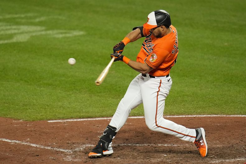 El venezolano Anthony Santander, de los Orioles de Baltimore, conecta un sencillo en el juego del sábado 30 de septiembre de 2023, ante los Medias Rojas de Boston (AP Foto/Julio Cortez)