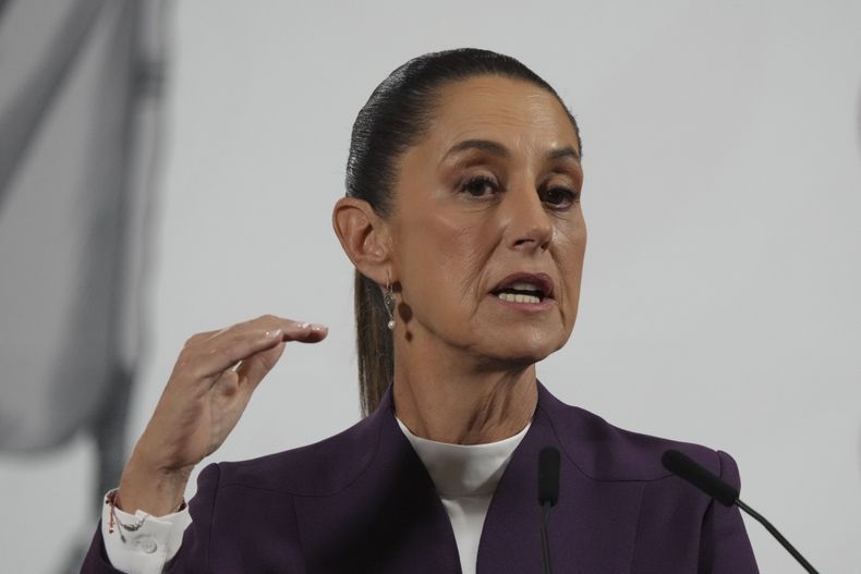 La presidenta mexicana, Claudia Sheinbaum, ofrece su conferencia de prensa matutina en el Palacio Nacional en la Ciudad de México, el martes 4 de marzo de 2025. (Foto AP/Marco Ugarte)