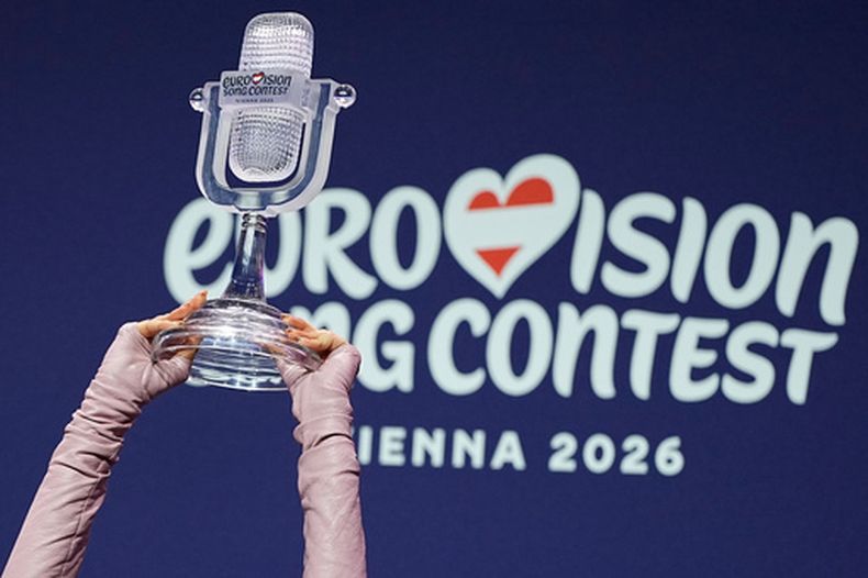 ARCHIVO - Dara, de Bulgaria, asiste a una conferencia de prensa con el trofeo tras ganar la gran final de la 70.ª edición del Festival de la Canción de Eurovisión en Viena, Austria, el 17 de mayo de 2026. (Foto AP/Martin Meissner, archivo)