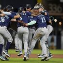 Los Marineros de Seattle festejan la victoria del martes 6 de junio de 2023, ante los Padres de San Diego (AP Foto/Gregory Bull)