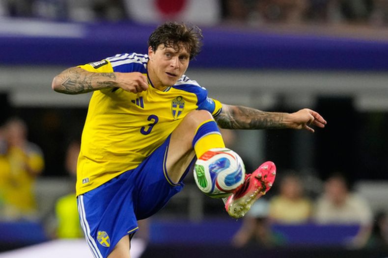 El sueco Victor Lindelof controla el balón durante el partido por el Grupo F del Mundial ante Japón, el jueves 25 de junio de 2026, en Arlington, Texas. (AP Foto/Tony Gutierrez)