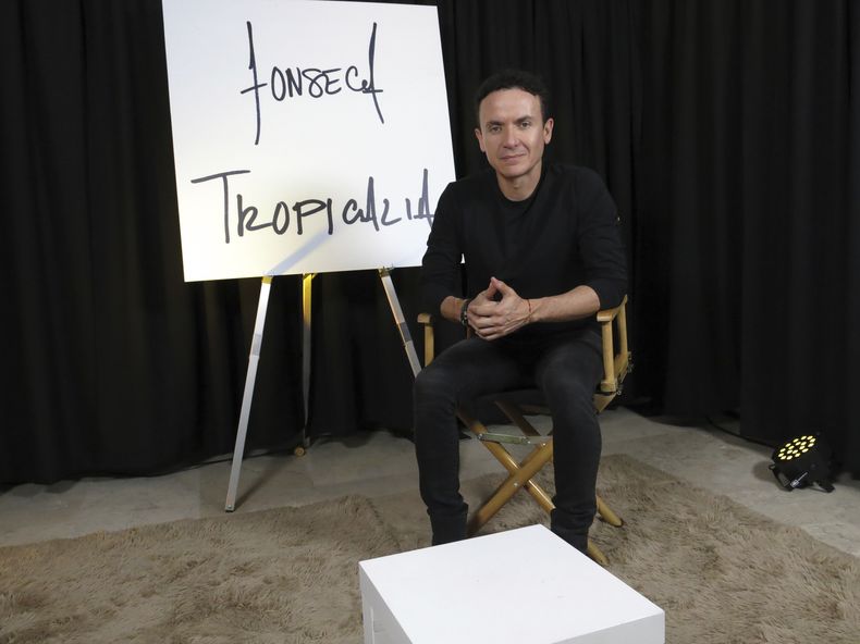 El cantautor colombiano Fonseca posa para promover su álbum Tropicalia, durante una entrevista en la Ciudad de México el lunes 29 de abril de 2024. (Foto AP/Berenice Bautista)