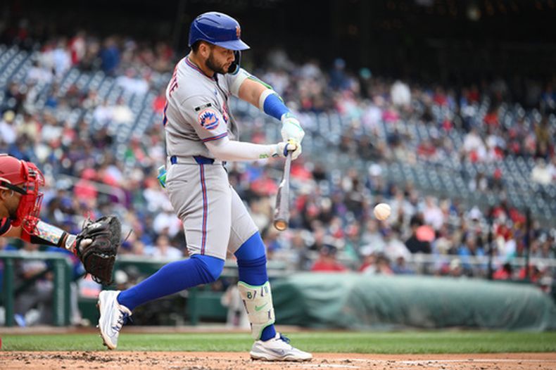 Bo Bichette, de los Mets de Nueva York, remolca dos carreras con un sencillo en el juego del jueves 21 de mayo de 2026, ante los Nacionales de Washington (AP Foto/Nick Wass)