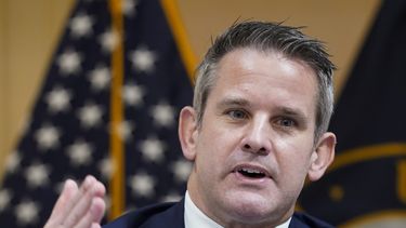 ARCHIVO – El representante de Illinois, Adam Kinzinger, habla en una audiencia en el Capitolio, en Washington, el 21 de julio de 2022. (AP Foto/Patrick Semansky, Archivo)