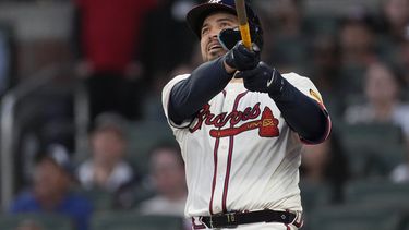 Travis dArnaud, de los Bravos de Atlanta, observa un jonrón de dos carreras en la cuarta entrada de un juego de béisbol contra los Marlins de Miami, el lunes 22 de abril de 2024, en Atlanta. (AP Foto/John Bazemore)
