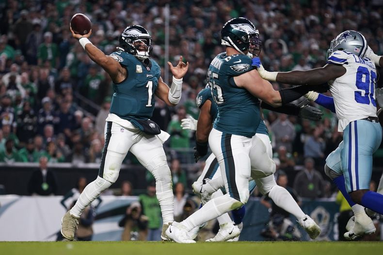 Jalen Hurts (1), quarterback de los Eagles de Filadelfia, lanza un pase durante la segunda mitad del partido de la NFL en contra de los Cowboys de Dallas, el domingo 5 de noviembre de 2023, en Filadelfia. (AP Foto/Matt Slocum)