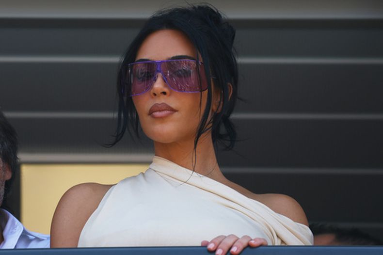 Kim Kardashian observa el Gran Premio de Mónaco de Fórmual 1, el domindo 7 de junio de 2026. (Yves Herman, Pool Foto via AP)