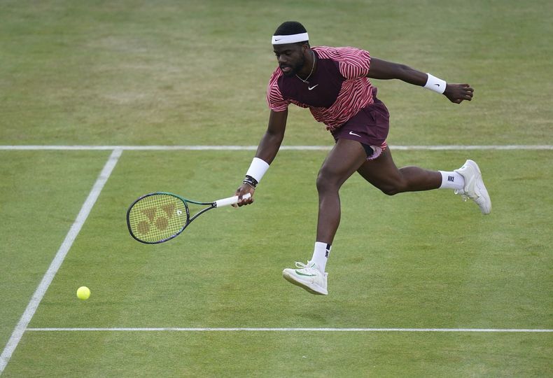 Frances Tiafoe devuelve ante Sebastian Korda en el torneo del Queens Club, el miércoles 21 de junio de 2023. (Adam Davy/PA vía AP)