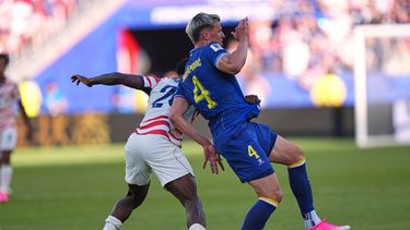 El estadounidense Folarin Balogun (20) pisotea al bosnio Tarik Muharemovic (4) en los 16vos de final del Mundial, el miércoles 1 de julio de 2026, en Santa Clara, California. (AP Foto/Martin Meissner)