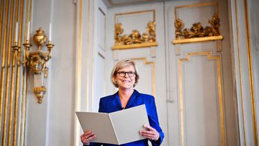 La secretaria permanente de la Academia Sueca, Ingrid Carlberg, anuncia que la escritora canadiense Anne Carson ganó el Premio Nobel de Literatura 2026, en Estocolmo, Suecia, el 8 de octubre de 2026. (Christine Olsson/TT News Agency via AP)