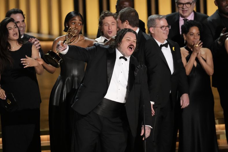 Matty Matheson, centro, y el equipo de The Bear reciben el premio a mejor serie de comedia en la 75a edición de los Premios Emmy el lunes 15 de enero de 2024 en el Teatro Peacock de Los Ángeles. (Foto AP/Chris Pizzello)