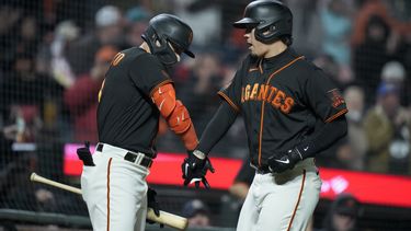 El venezolano Wilmer Flores (derecha) festeja con Michael Conforto, su compañero en los Gigantes de San Francisco, luego de conectar un jonrón solitario ante los Cerveceros de Milwukee, el viernes 5 de mayo de 2023 (AP Foto/Godofredo A. Vásquez)
