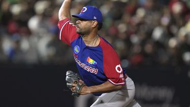 Esmil Rogers, abridor de República Dominicana, lanza frente a México en la final de la Serie del Caribe, el viernes 7 de febrero de 2025 en Mexicali (AP Foto/Fernando Llano)