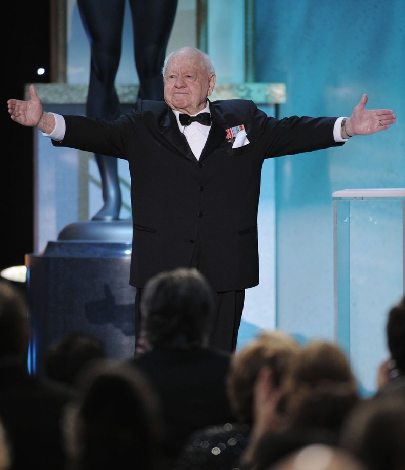 El actor Mickey Rooney en 2008 para presentar un premio durante la gala del sindicato de guionistas en Los &Aacute;ngeles. Rooney, una figura legendaria de Hollywood, muri&oacute; el domingo 6 de abril de 2014. (Foto de AP/Mark J. Terrill)