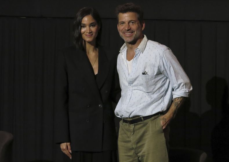 El director Zack Snyder, derecha, posa con la actriz Sofia Boutella durante una conferencia de prensa de la película Rebel Moon: Part One - A Child of Fire en la Ciudad de México el lunes 4 de diciembre de 2023. (Foto AP/Berenice Bautista)