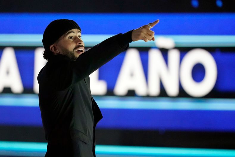 ARCHIVO - Bad Bunny señala a sus fans mientras camina para recibir el Premio al Artista del Año en los Premios Latin Billboard, el jueves 5 de octubre de 2023, en Coral Gables, Florida. (Foto AP/Marta Lavandier, archivo)