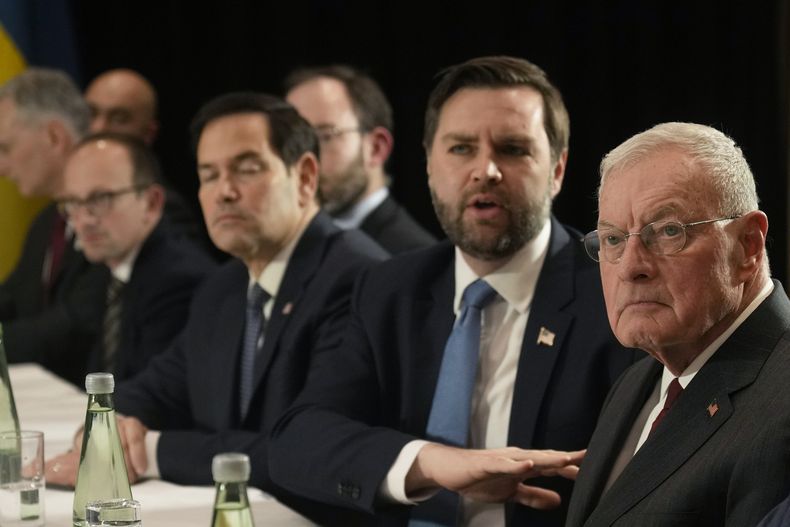 Desde la derecha, el enviado especial de EEUU Keith Kellogg, el vicepresidente de Estados Unidos, JD Vance y el secretario de Estado de Estados Unidos, Marco Rubio, se reúnen con el presidente de Ucrania, Volodymyr Zelenskyy, en un aparte de la Conferencia de Seguridad de Múnich, en Alemania, el viernes 14 de febrero de 2025. (AP Foto/Matthias Schrader)