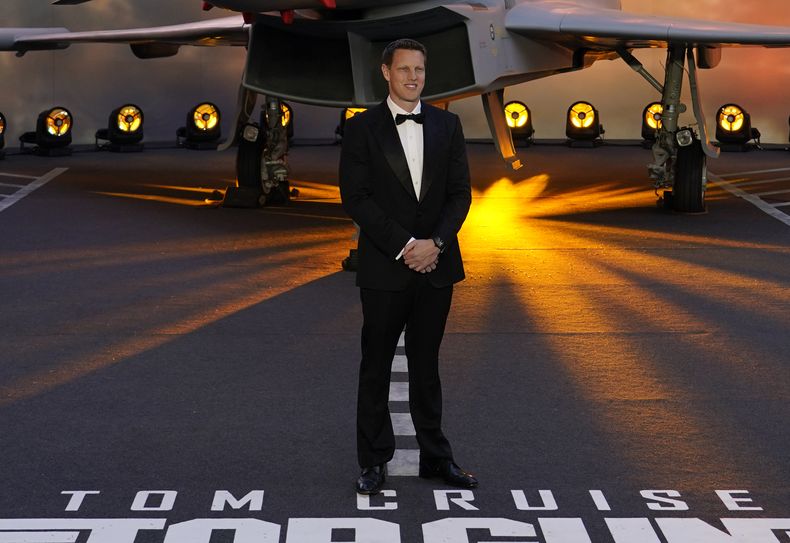 ARCHIVO - El productor David Ellison posa para medios durante el estreno británico de Top Gun Maverick en un cine del centro de Londres, el jueves 19 de mayo de 2022. El gigante del entretenimiento Paramount se fusionará con Skydance, cerrando así una gestión de décadas de la familia Redstone en Hollywood lo que inyectará dinero que se necesita desesperadamente en un estudio heredado que ha luchado por adaptarse a un panorama cambiante del entretenimiento. También señala el surgimiento de un nuevo actor poderoso, David Ellison, fundador de Skydance e hijo del multimillonario Larry Ellison, fundador de la empresa de software Oracle. (Foto AP/Alberto Pezzali, archivo)