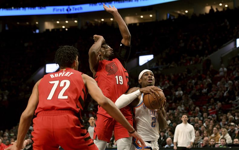 Shai Gilgeous-Alexander, del Thunder de Oklahoma City, avanza hacia la cesta en el partido del miéroles 6 de marzo de 2024, ante los Trail Blazers de Portland (AP Foto/Steve Dykes)